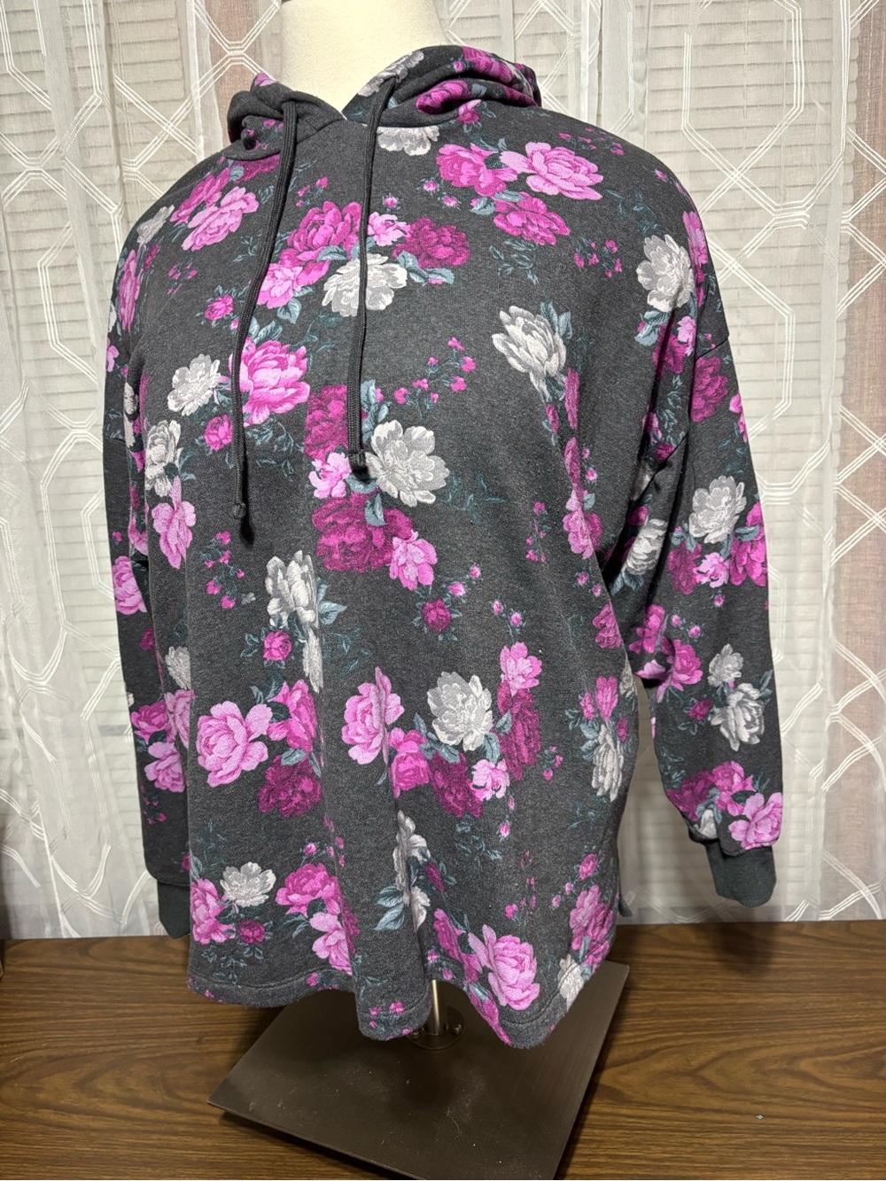TORRID 3 (22/24) Floral Hoodie Sweatshirt  in Pink & Gray Roses 29 p2p 29L